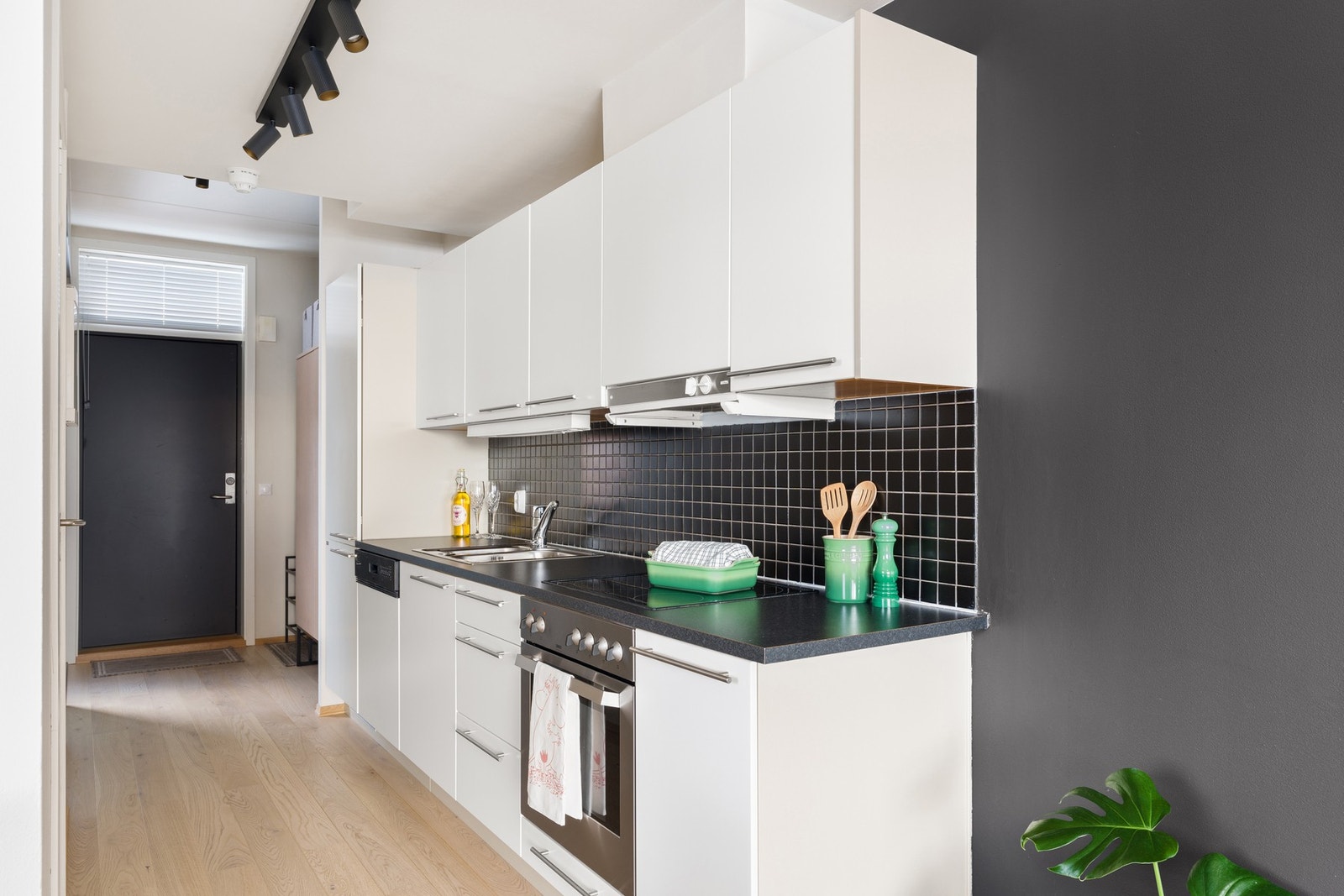 Praktisk kjøkken med skap- og benkeplass. Galleribilde