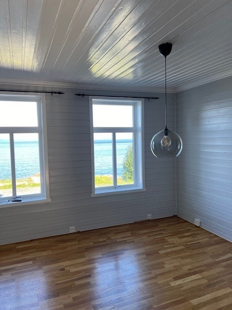 Stuen har store vindusflater og upåklagelig utsikt mot sjøen. Galleribilde