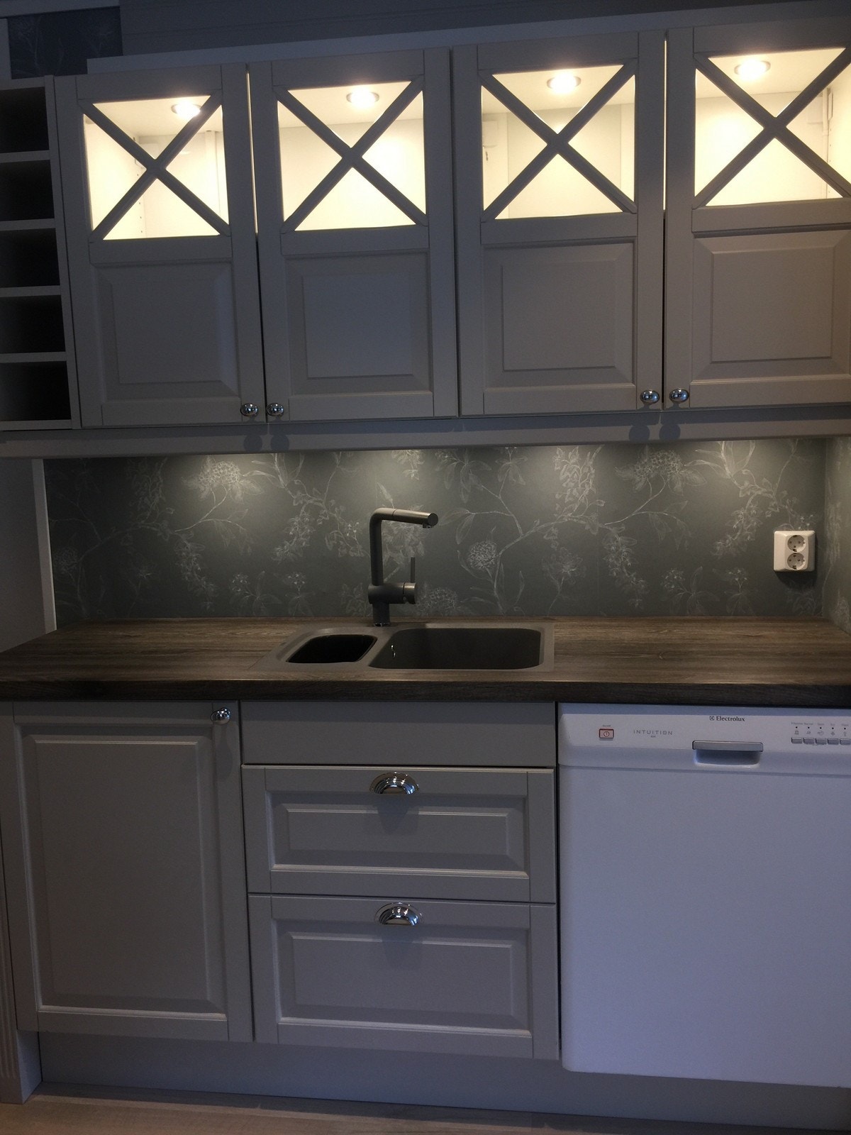 Kjøkkenet er innredet med hvitevarer fra Electrolux. Galleribilde