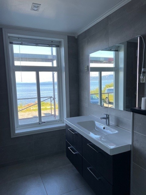 Det er opplegg for vaskemaksin på badet. Galleribilde