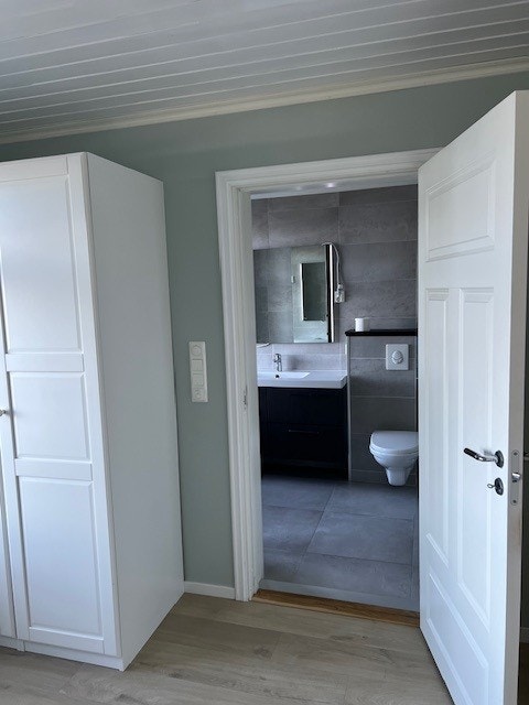 Romslig bad som ligger i tilknytting til det største soverommet. Galleribilde