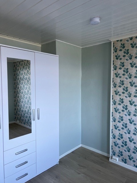 Rommet er innredet med garderobeskap. Galleribilde