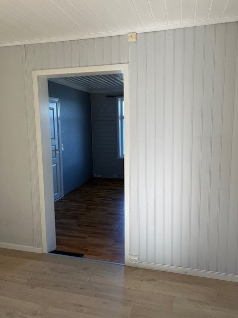 Romslig spisestue som fører videre inn til stuen. Fra spisestuen har du utgang til terrassen. Galleribilde