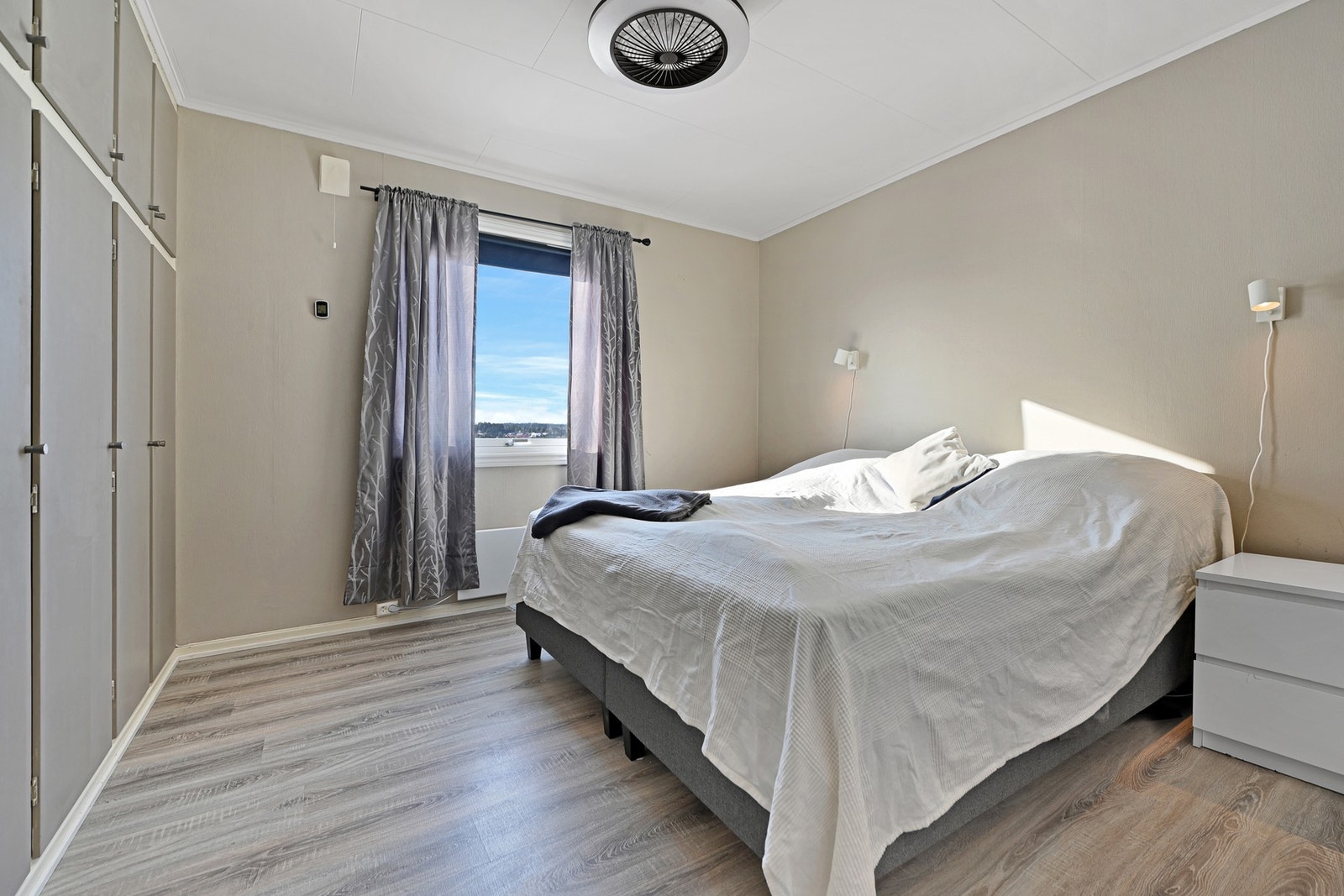 Lyst soverom med store vinduer som gir naturlig lysinnslipp og en fin utsikt. Galleribilde