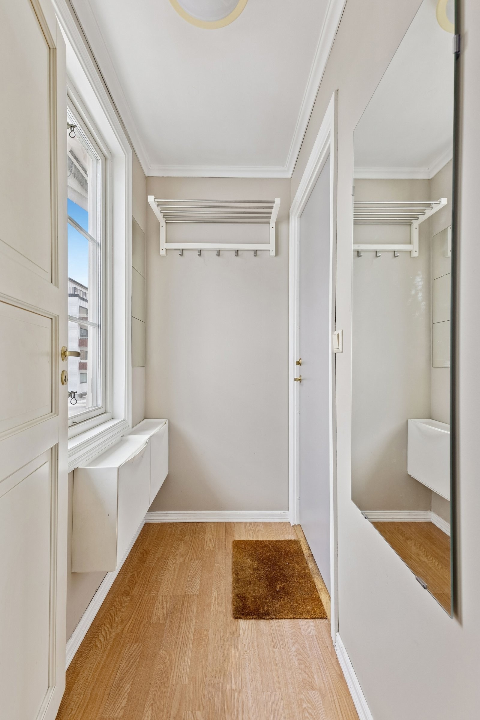 Gang med plass til jakker og yttertøy. Galleribilde