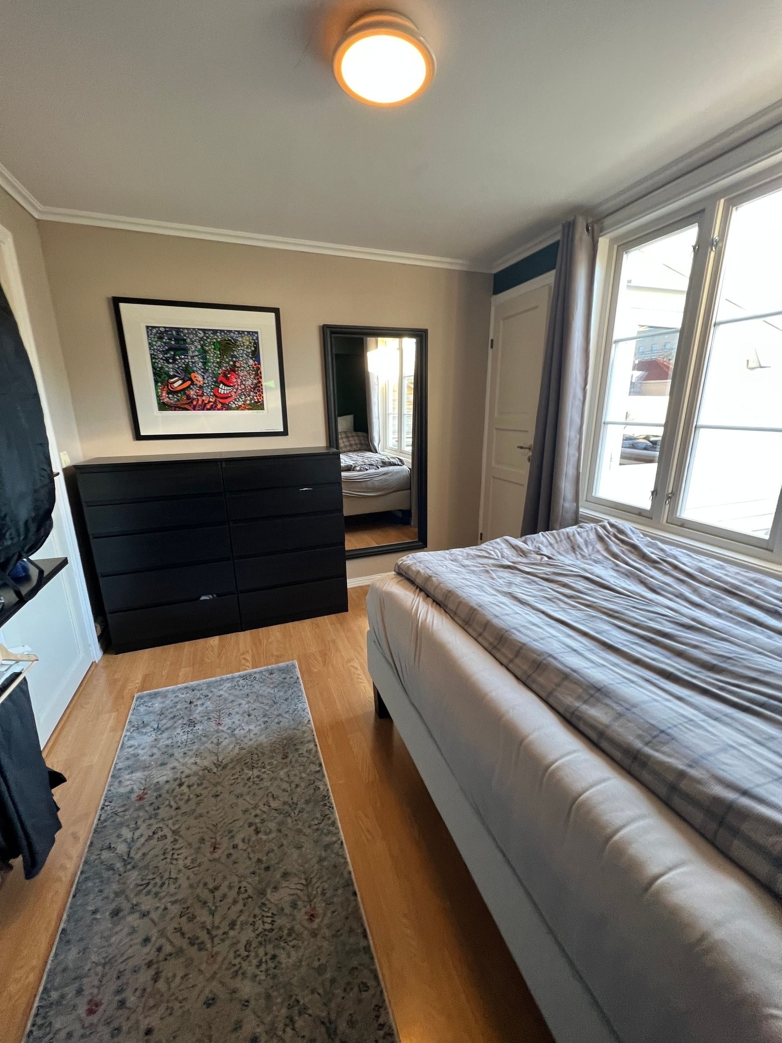 Romslig soverom med plass til skap og seng. Vindu ut mot bakgården. Galleribilde