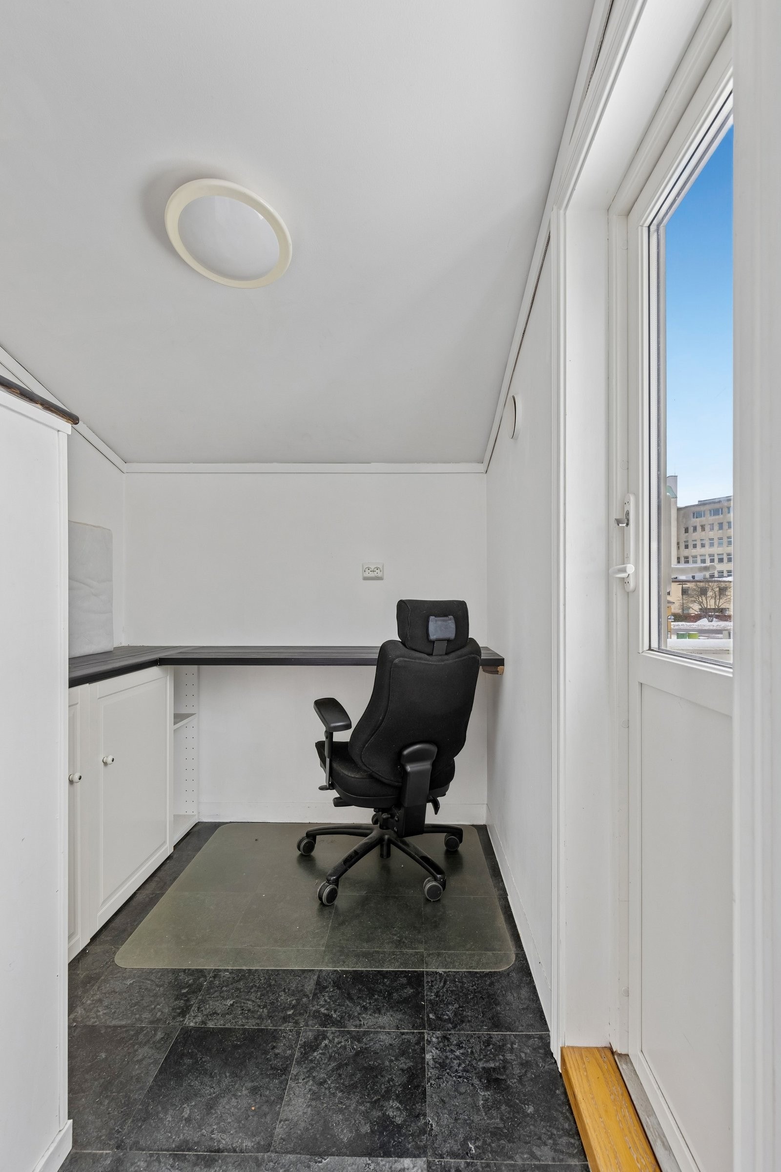 Eget areal effektivt kontro med plass til oppbevaring. Galleribilde