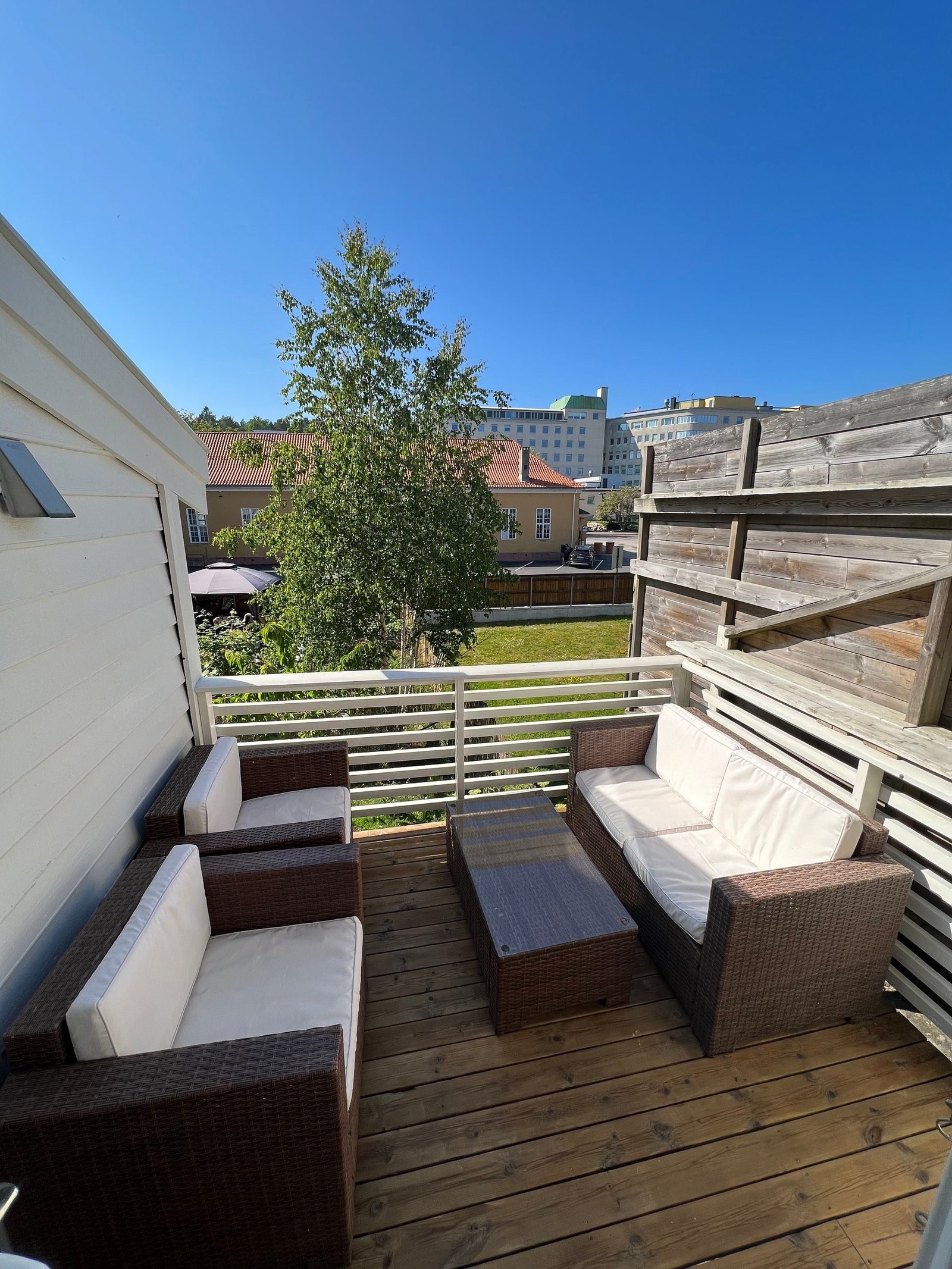 Utgang til et solrikt altan med sol på ettermiddag/kveld. Galleribilde