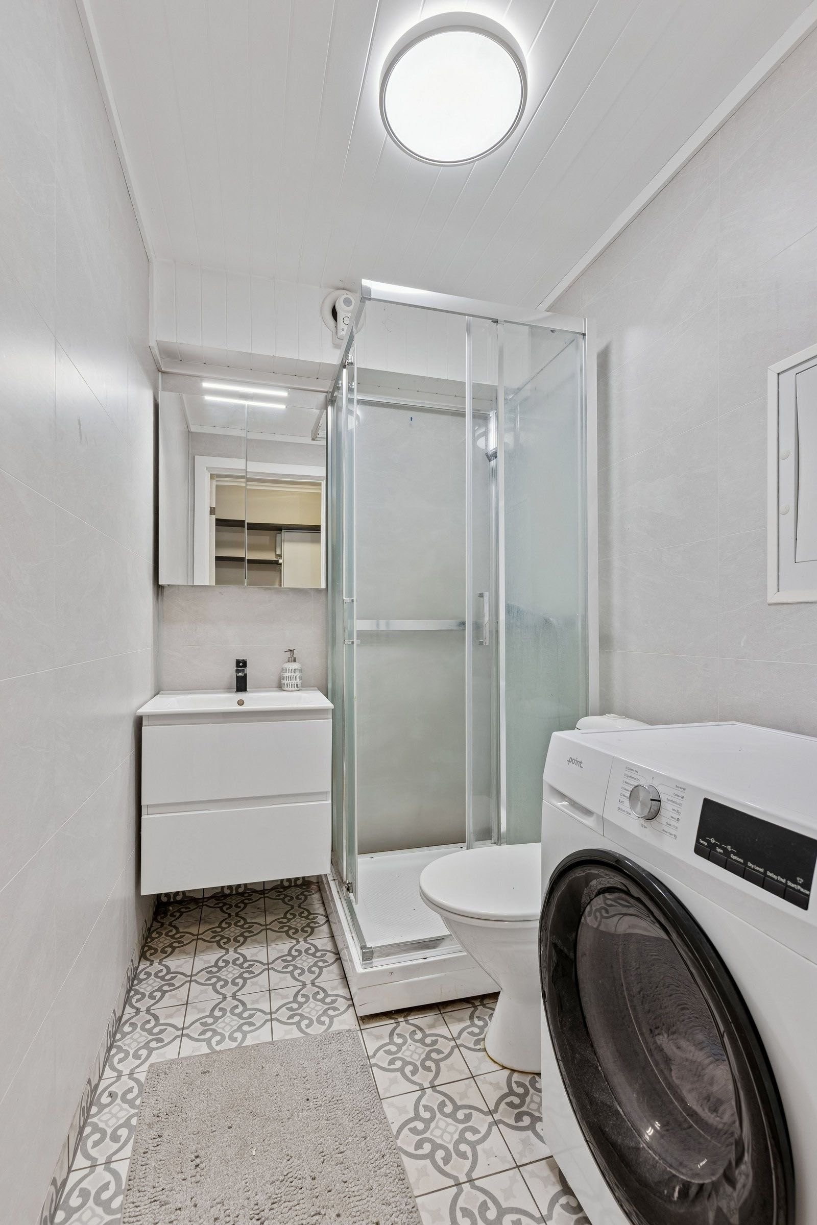 Bad med nye fliser og veggplater fra 2023. Galleribilde