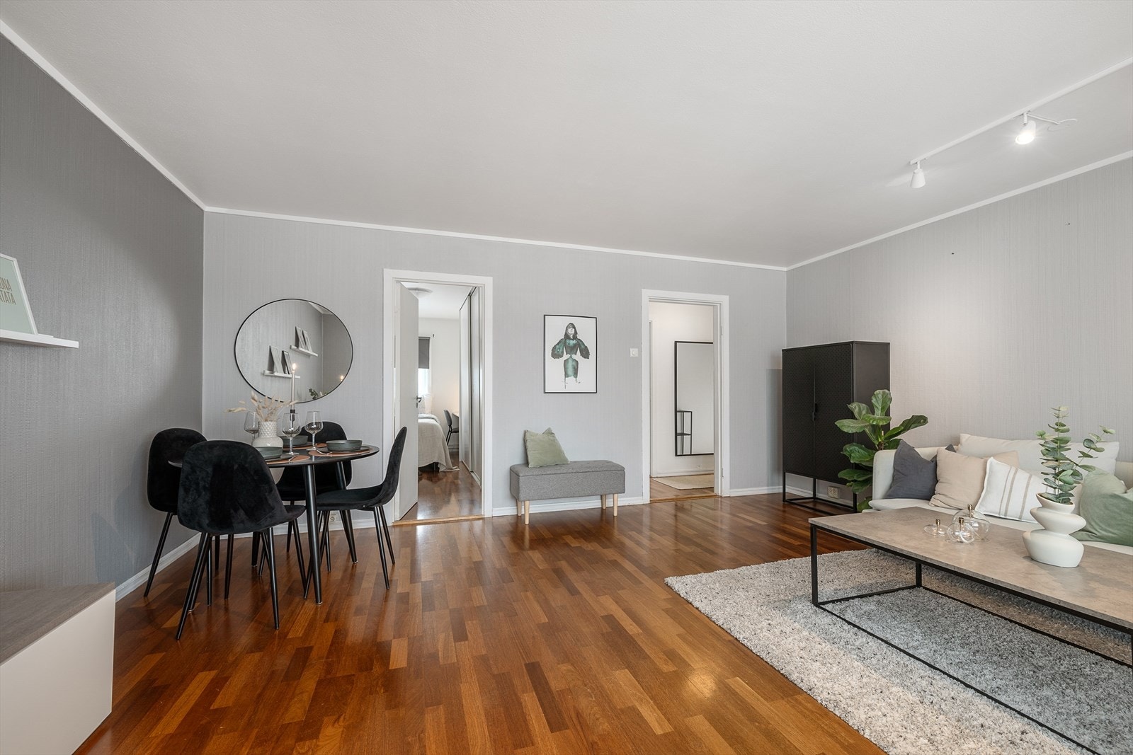 Rommet har parkett på gulv og vegger med tapet og malt strie. Galleribilde