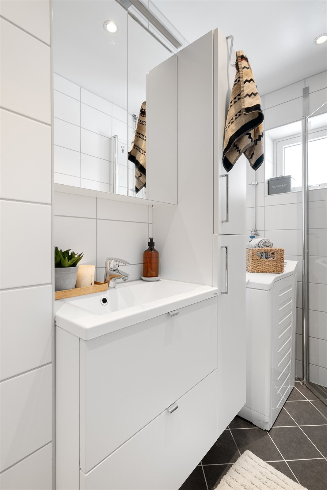 Her er det også vegghengt toalett, baderomsinnredning og opplegg for vaskemaskin. Galleribilde