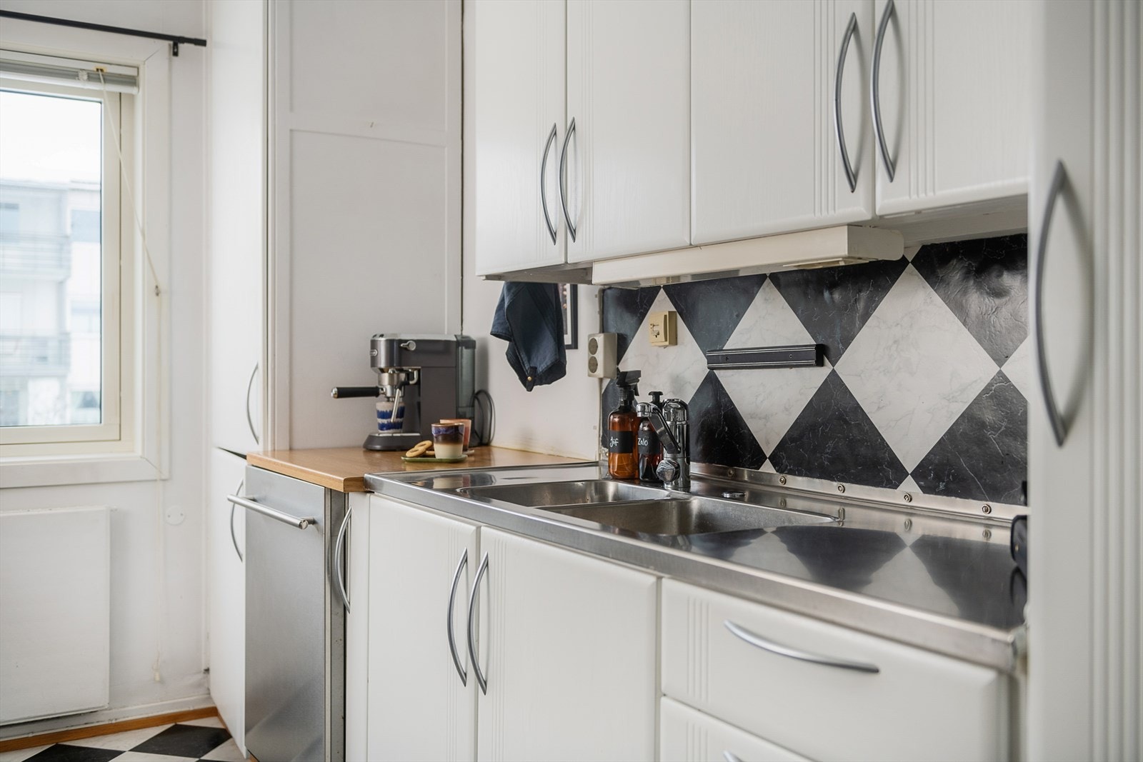 En varmtvannsbereder fra 2020 er plassert i kjøkkenskapet, med installert lekkasjevarsler. Galleribilde