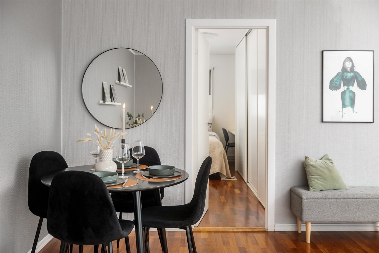 Fra stuen er det adkomst til leilighetens soverom. Galleribilde