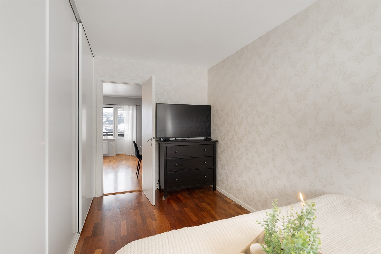 Romslig garderobe med skyvedører gir rikelig med oppbevaringsplass. Galleribilde