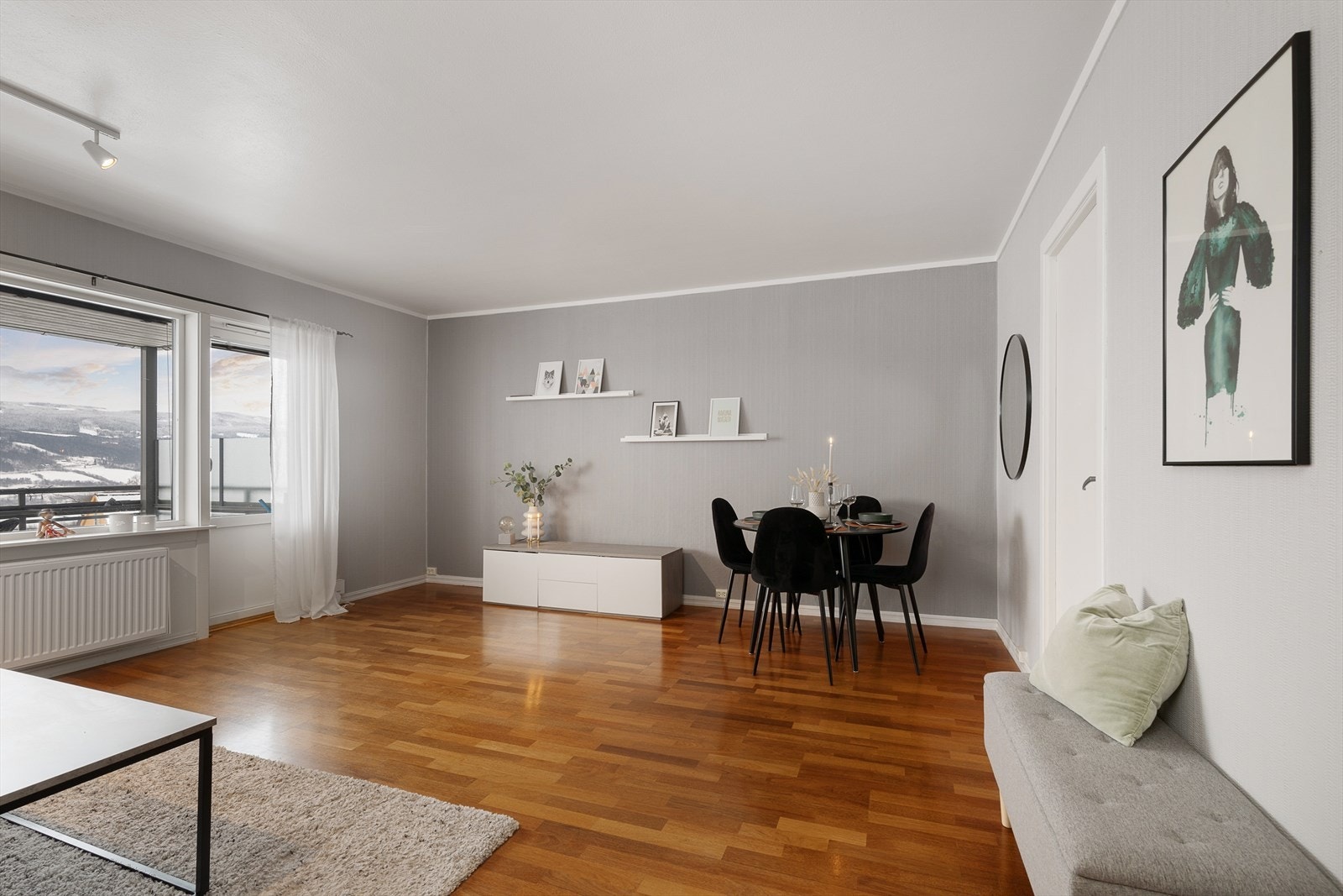 Den åpne løsningen gir en god romfølelse og fleksible møbleringsmuligheter. Galleribilde