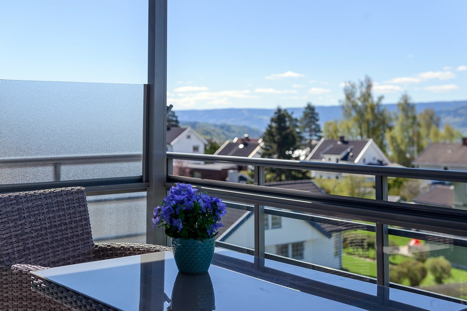 Leiligheten har en romslig balkong på 8 m² med rekkverk i glass og aluminium. Galleribilde