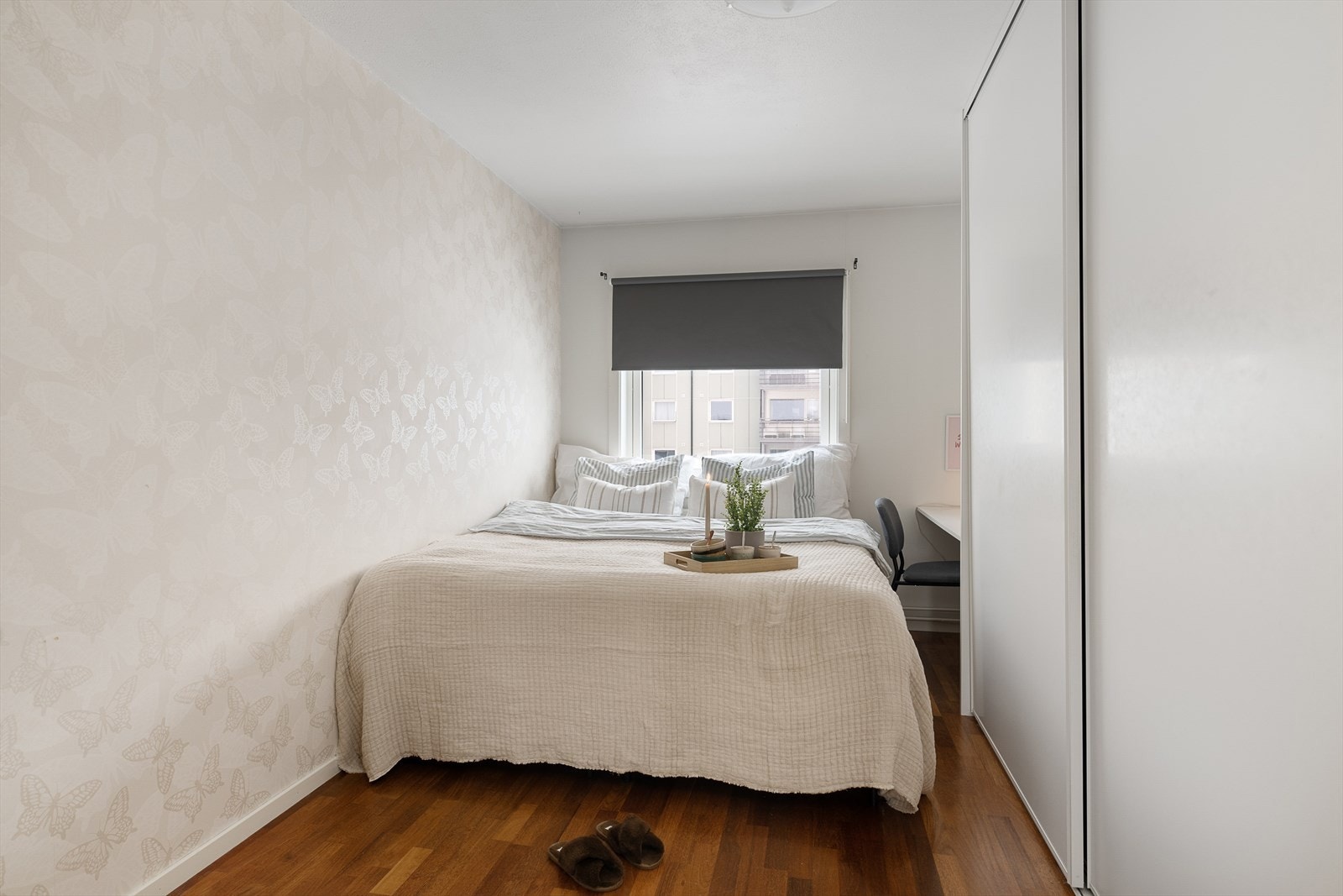 Soverommet har parkett på gulv og plass til dobbeltseng og garderobeløsning. Galleribilde