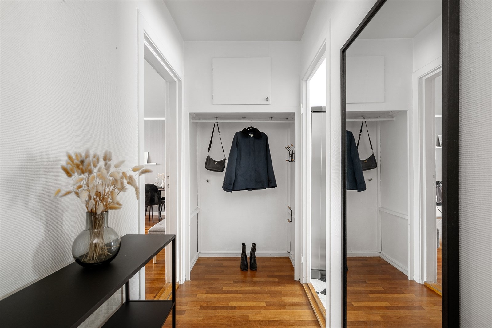 Her er det god plass for oppbevaring av sko og yttertøy. Galleribilde