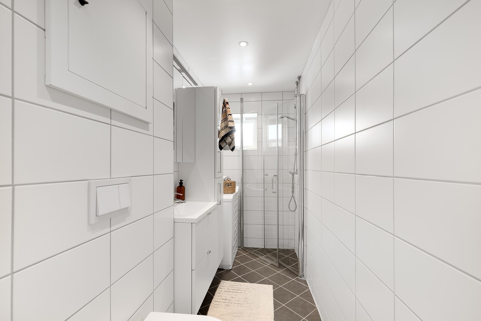 Helfliset bad fra 2020 med downlights i himling og dusjdører i herdet glass. Galleribilde