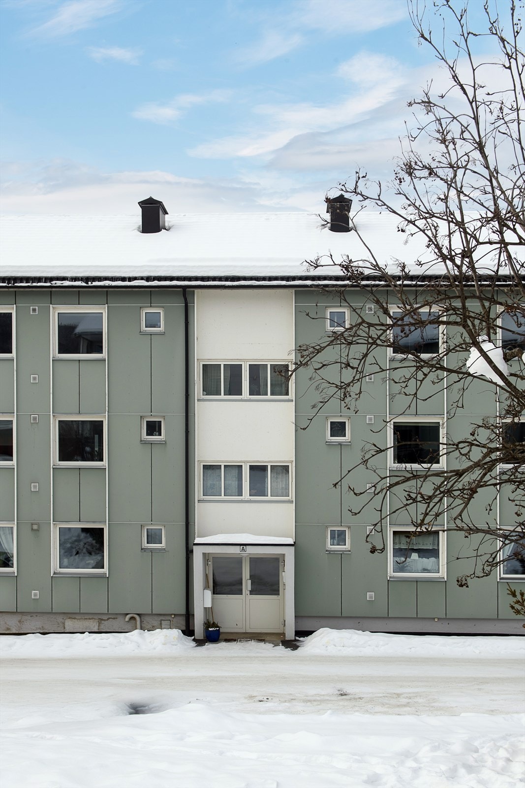 Hver leilighet har èn tilfeldig biloppstillingsplass ved blokka. Borettslaget har montert noen el-billadere som kan benyttes av beboerne. Galleribilde