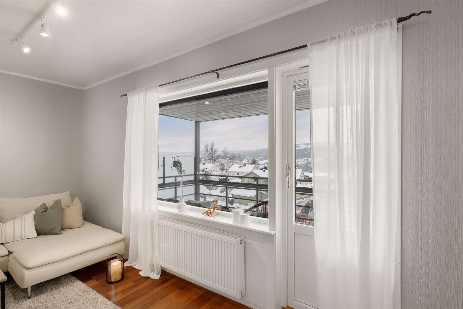 Utgang til balkong fra stua. Galleribilde