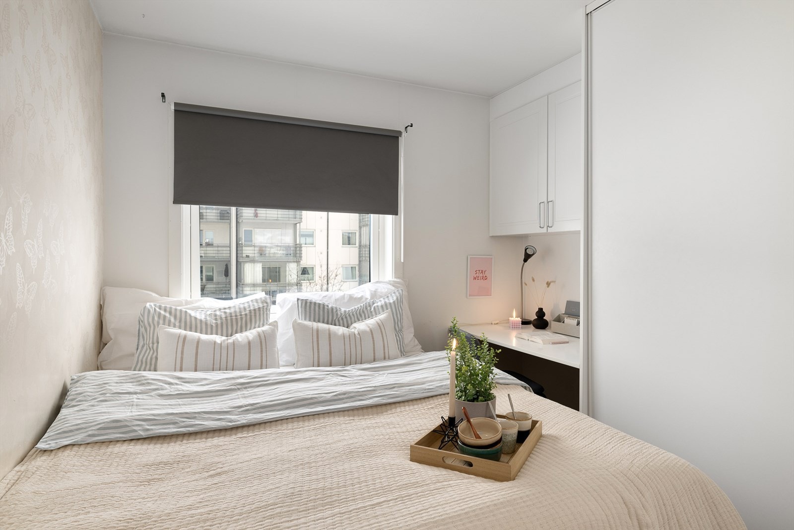 En smart, plassbygd løsning kombinerer soveplass med hjemmekontor. Galleribilde