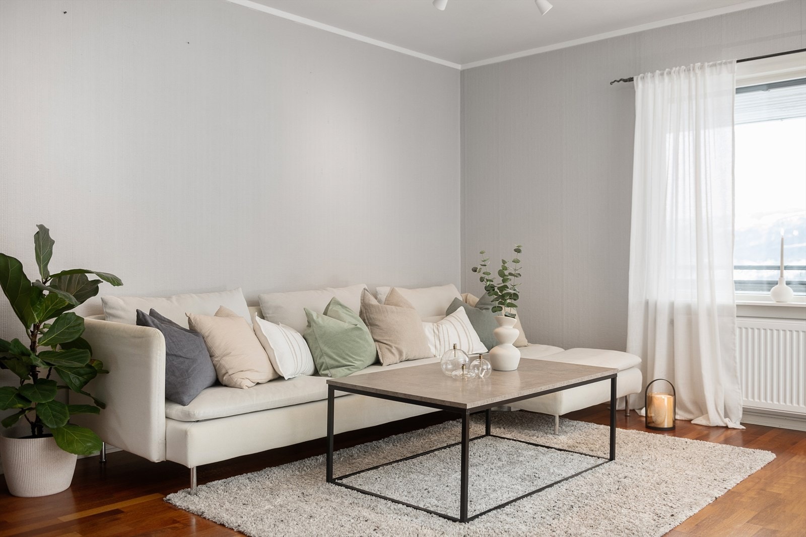 Oppvarming skjer via radiatorer tilknyttet borettslagets sentralfyr og bergvarmeanlegg. Dette er også inkludert i felleskostnadene. Galleribilde