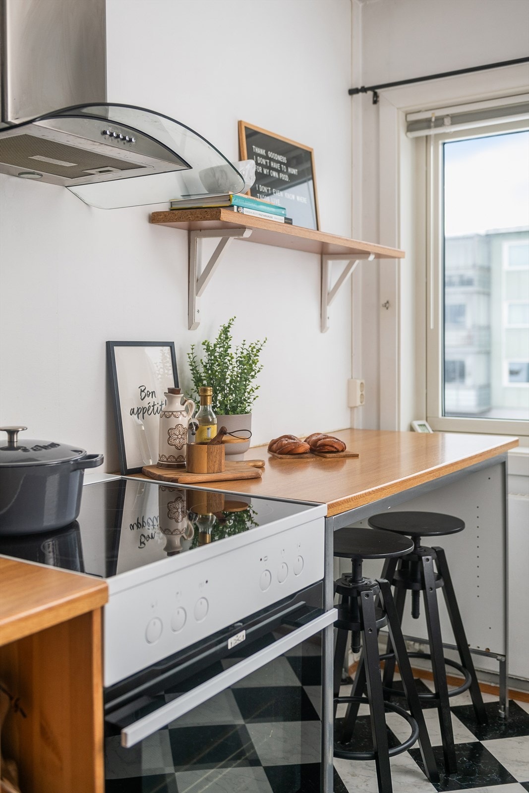 Det er elektrisk avtrekksvifte over komfyrsonen. Galleribilde