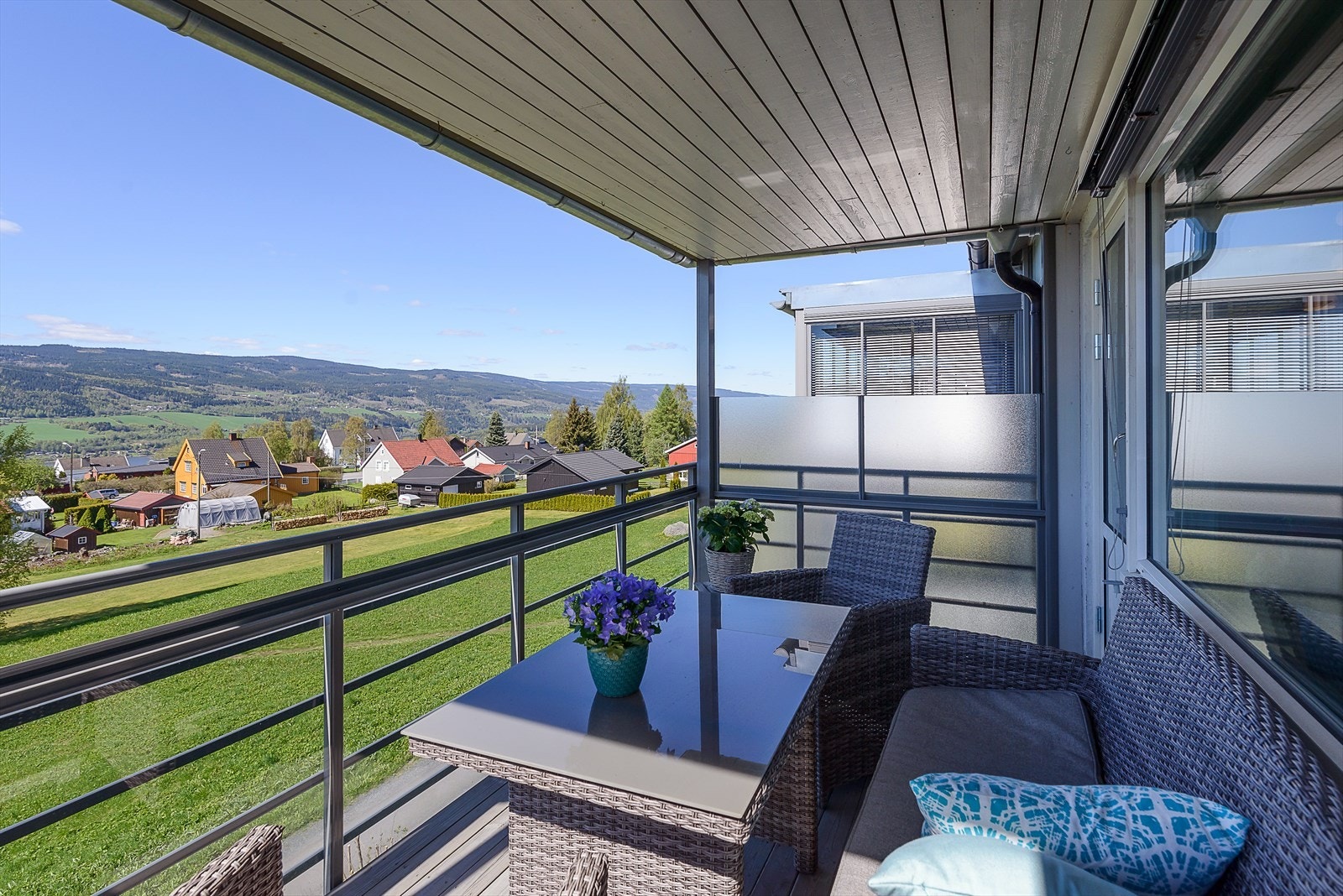 Sideglassene fungerer som skjerming.(Bildet er tatt på sommeren. (Bildet er tatt på sommeren. I forbindelse med utbygging av ledningsnettet benytter kommunen midlertidig friarealet på nedsiden til lagring av materialer og utstyr.) Galleribilde