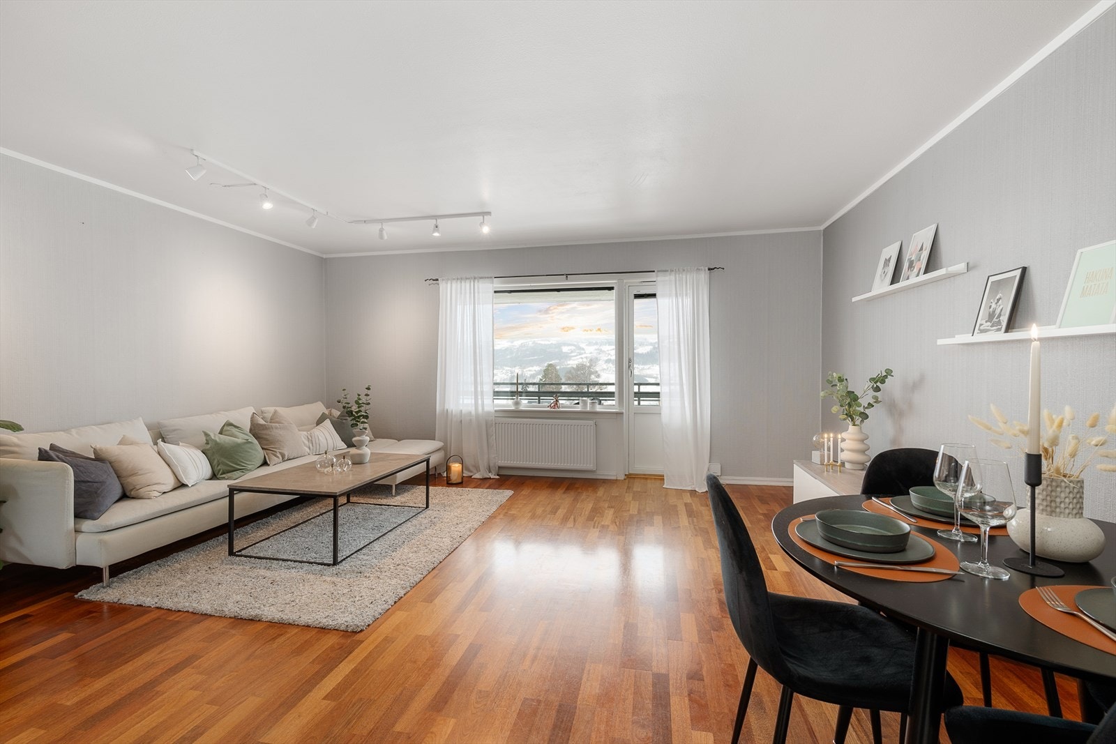 Store vestvendte vindusflater med 3-lags glass fra 2013 slipper godt med naturlig lys inn. Galleribilde