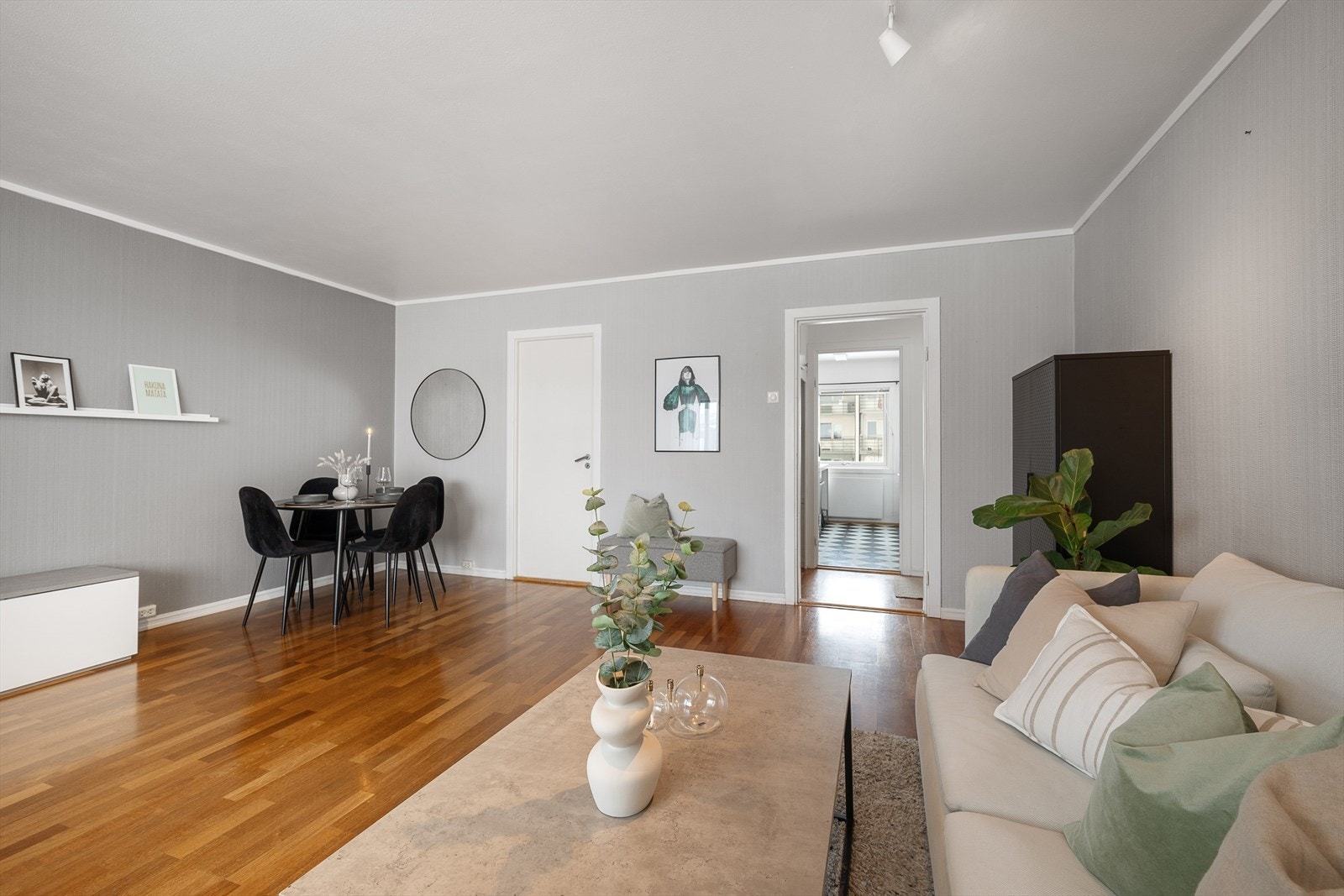 Stuen er bindeleddet mellom leilighetens sosiale soner og private rom. Galleribilde