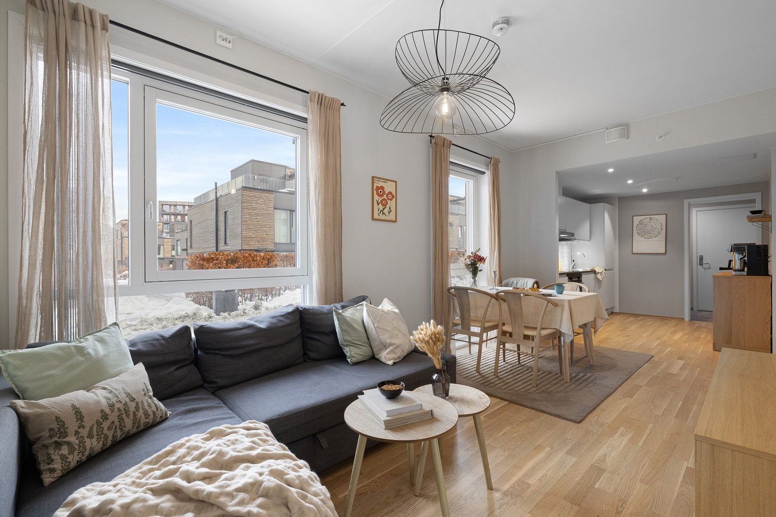 EiendomsMegler 1 v/ Mads Larsen har gleden av å ønske velkommen til Dakota 2 B - En innbydende, moderne og meget romslig 2-roms selveierleilighet fra 2019 med egen terrasse og en god hjørnebeliggenhet. (Foto: Nonstad foto). Galleribilde