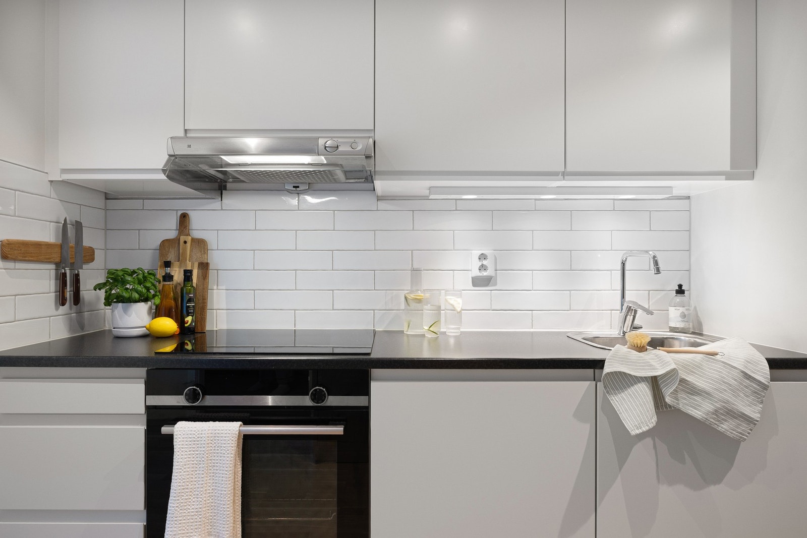 Kjøkkenventilator over stekesone har avtrekk via boligens balanserte ventilasjonsanlegg. Galleribilde