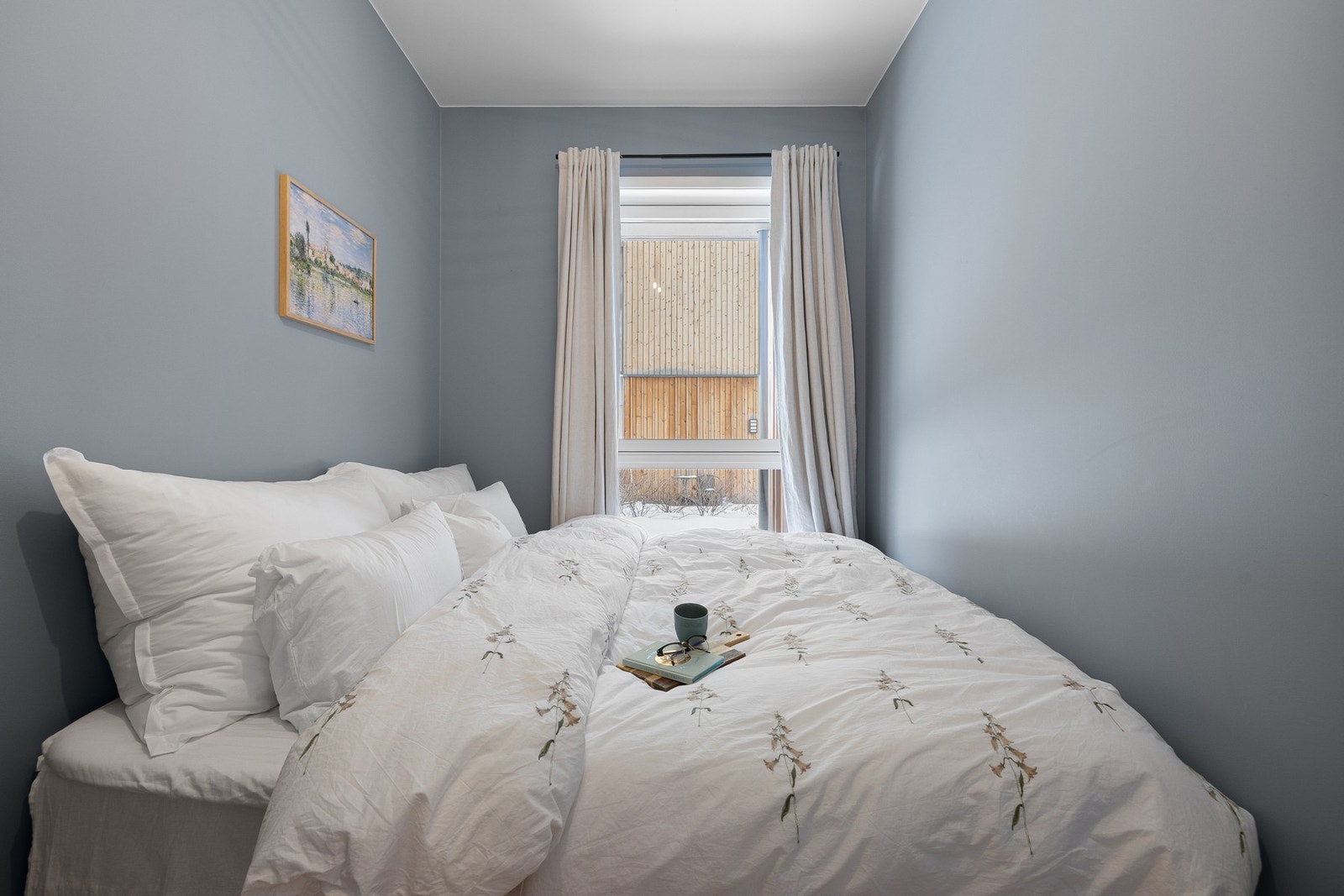 Soverommet er malt i en delikat fargetone. Garderobeskapet medfølger for øvrig i handelen. Galleribilde