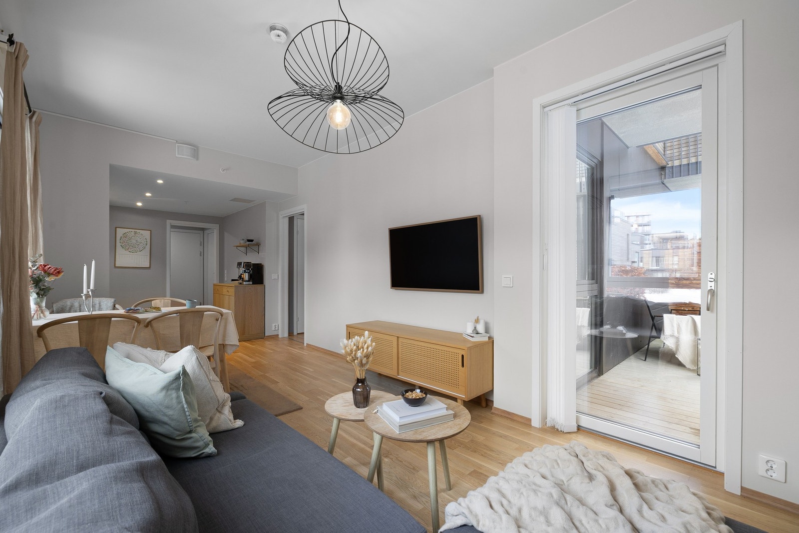 Den åpne stue/kjøkkenløsningen kombinert med den gode takhøyden gir en luftig atmosfære, samtidig som planløsningen legger til rette for en tydelig og naturlig soneinndeling. Galleribilde