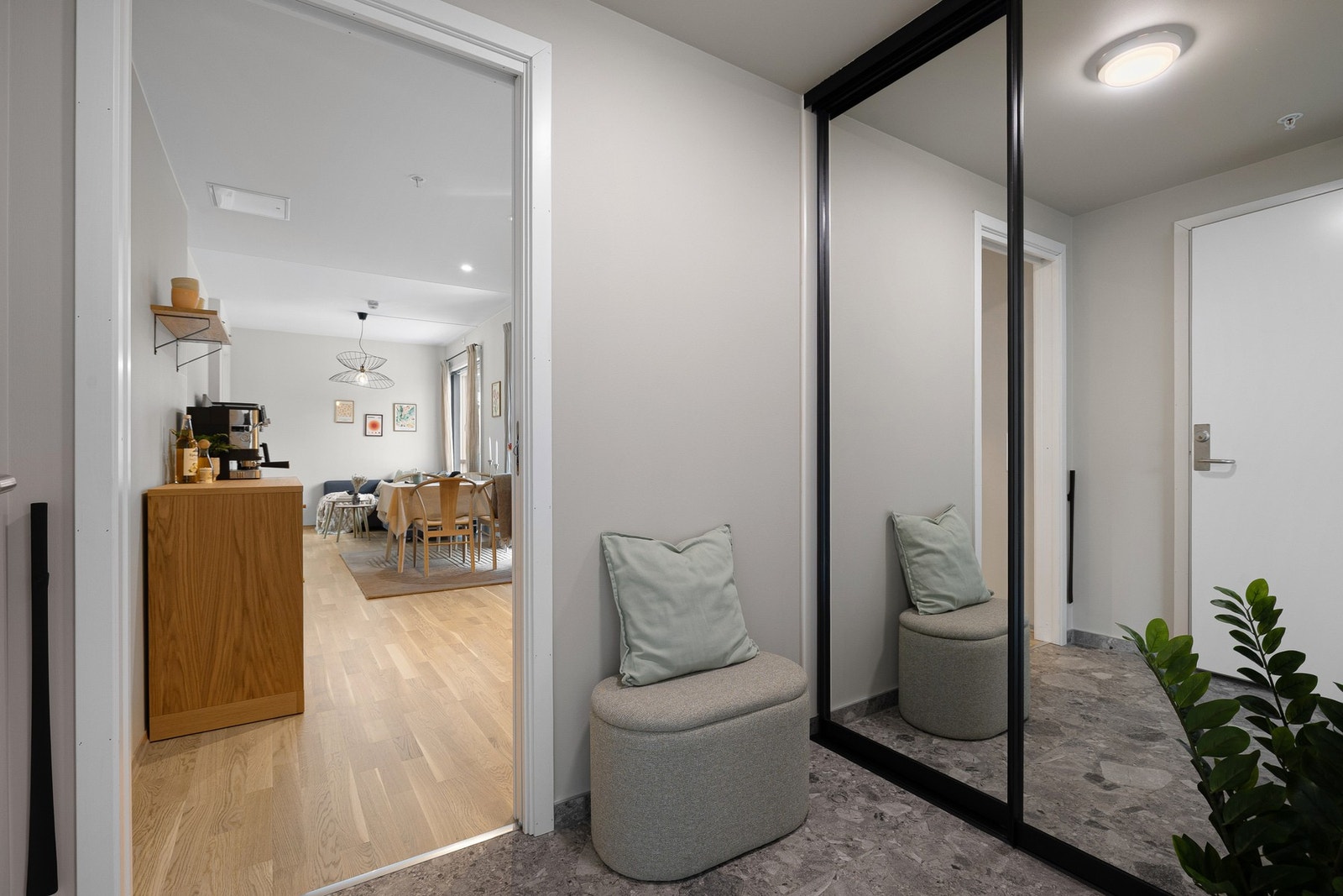 Velkommen inn! Den flislagte entréen byr på en smart og praktisk løsning med integrert skyvedørsgarderobe og bod. Galleribilde