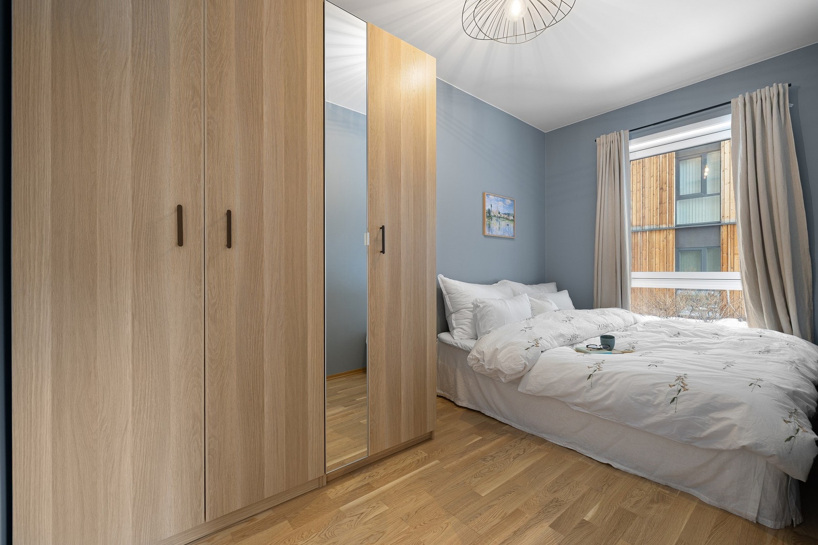 Leilighetens soverom har god plass til dobbeltseng, garderobeskap, nattbord og annen innredning etter ønske. Rommer hele 9 kvm. Galleribilde