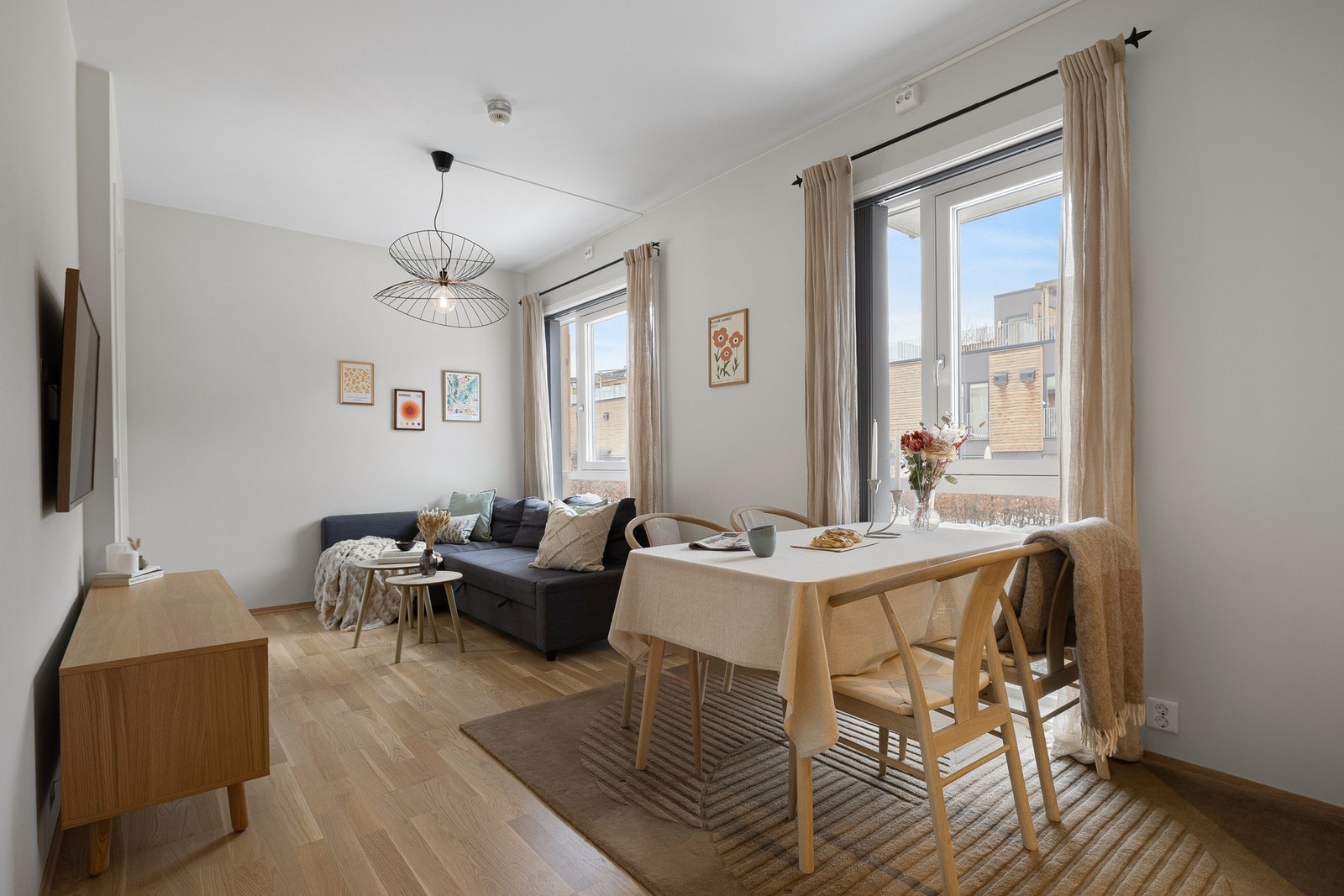 Boligen er oppført i 2019 og nyter svært godt av moderne fasiliteter som balansert ventilasjon og fjernvarme. Det er gitt TG 0/1 på samtlige punkter i tilstandsrapporten. Galleribilde