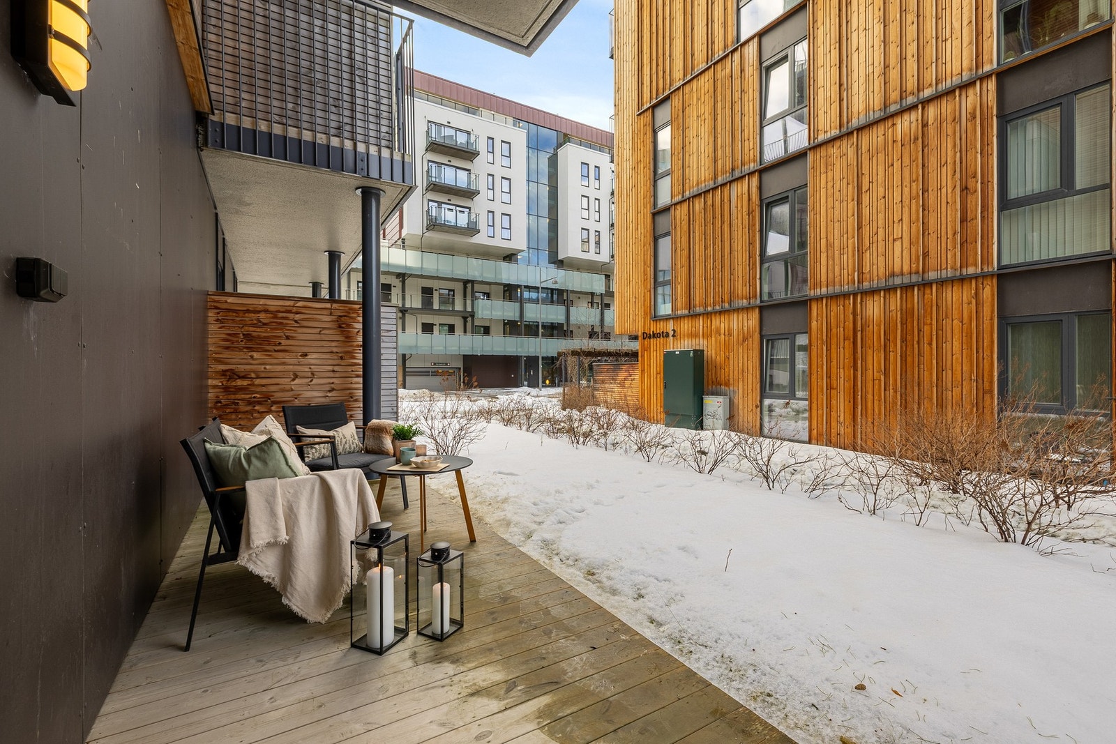 I forlengelse av stuen har du leilighetens åpne terrasse på 9,5 kvm. Her har du god plass til utendørsmøblement etter eget ønske. Galleribilde