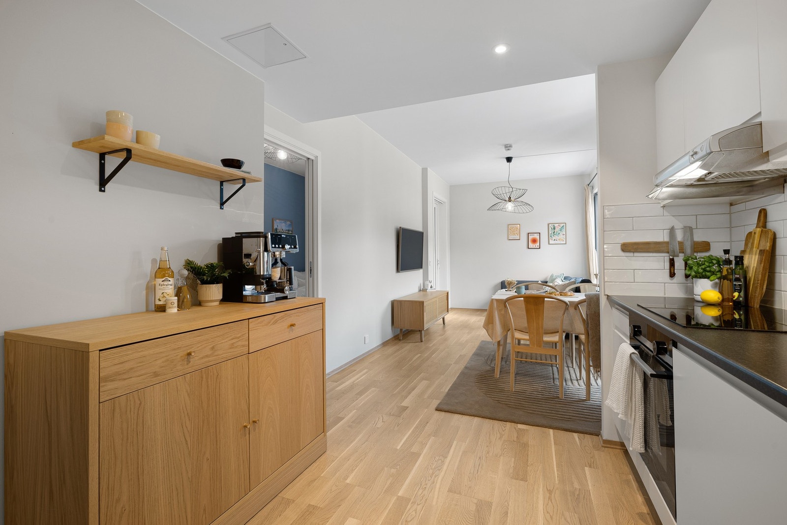 Av flere etterspurte og foretrukne kvaliteter er de lave månedlige felleskostnadene noe å trekke frem. Inkluderer fjernvarme (stipulert forbruk), internett, generelle driftskostnader til sameiet, bygningsforsikring mm. Galleribilde