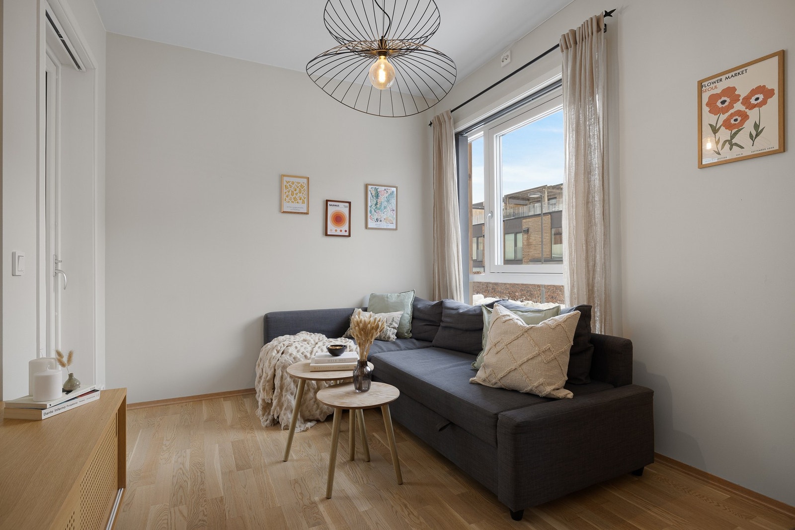 Stue/kjøkken arealet er på hele 22,7 kvm, og fremstår svært romslig og moderne med parkett på gulv og lyse farger på vegg og i himling. Galleribilde