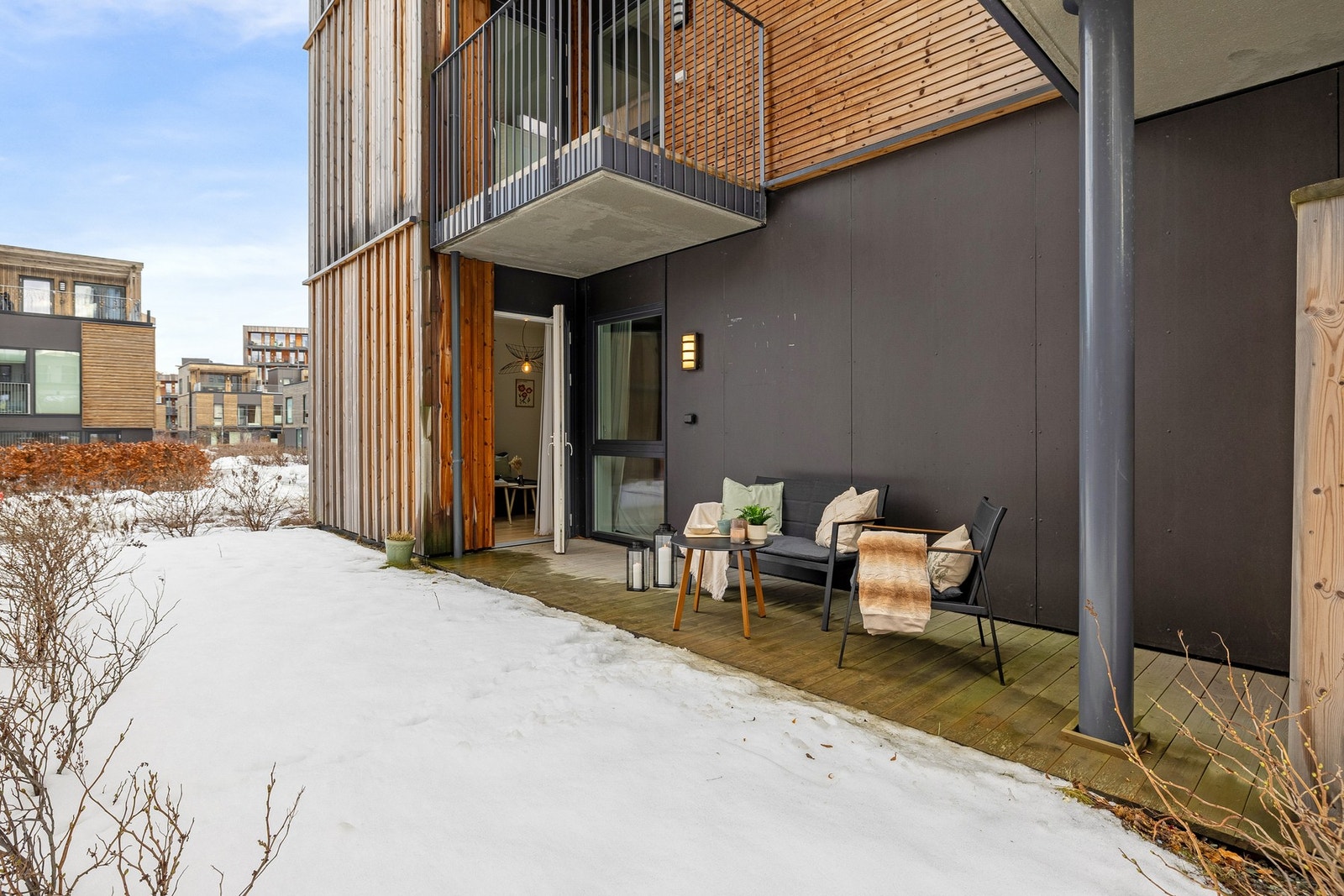 Leilighetens terrasse vender mot et lunt og skjermet område, omkranset av frodig vegetasjon på sommerhalvåret. Videre i forlengelse av terrassen har man enerett til bruk av hageflekken frem til beplantningen. Galleribilde