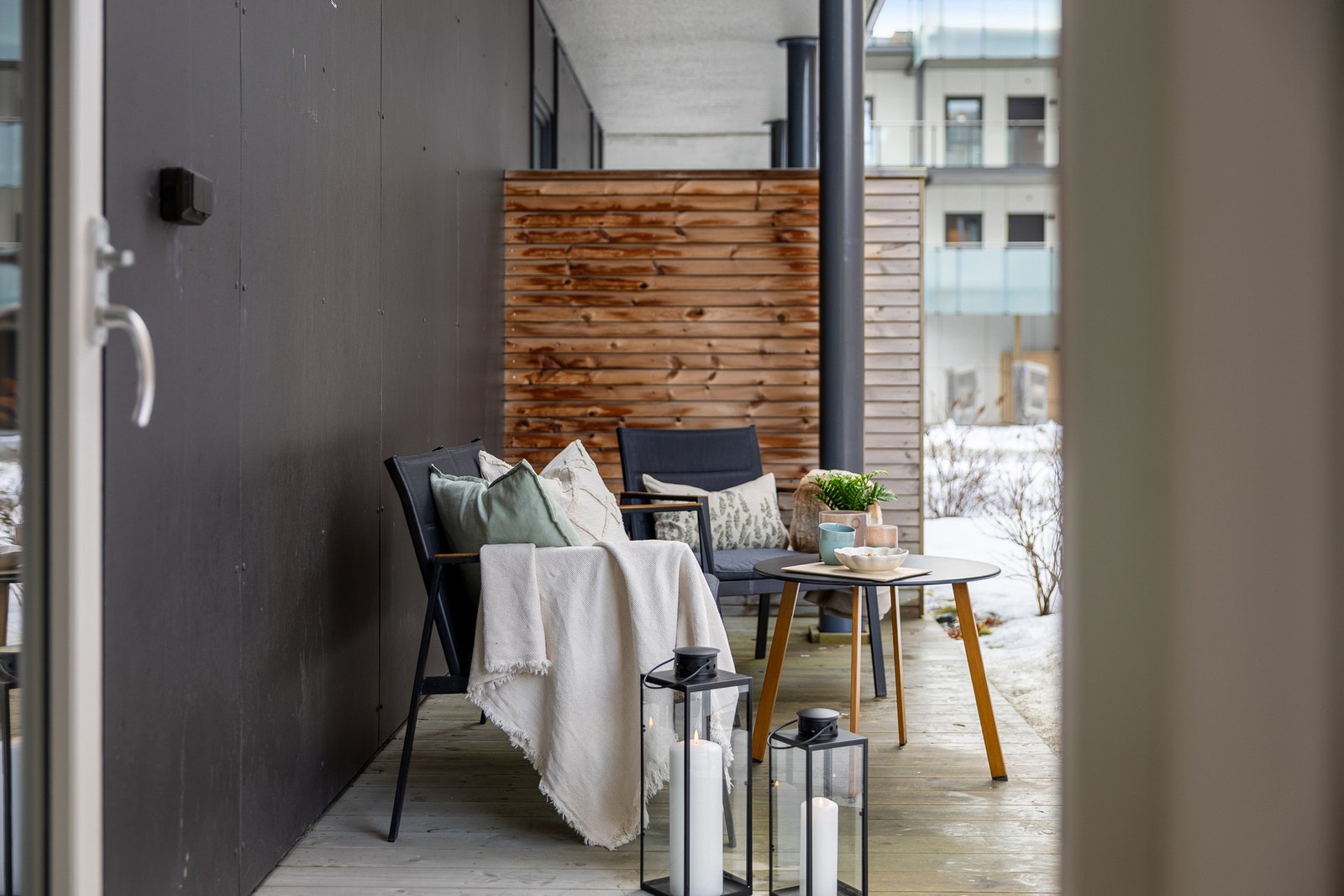 Detaljbilde. Dobbeltstikk og utebelysning på terrassen. Galleribilde