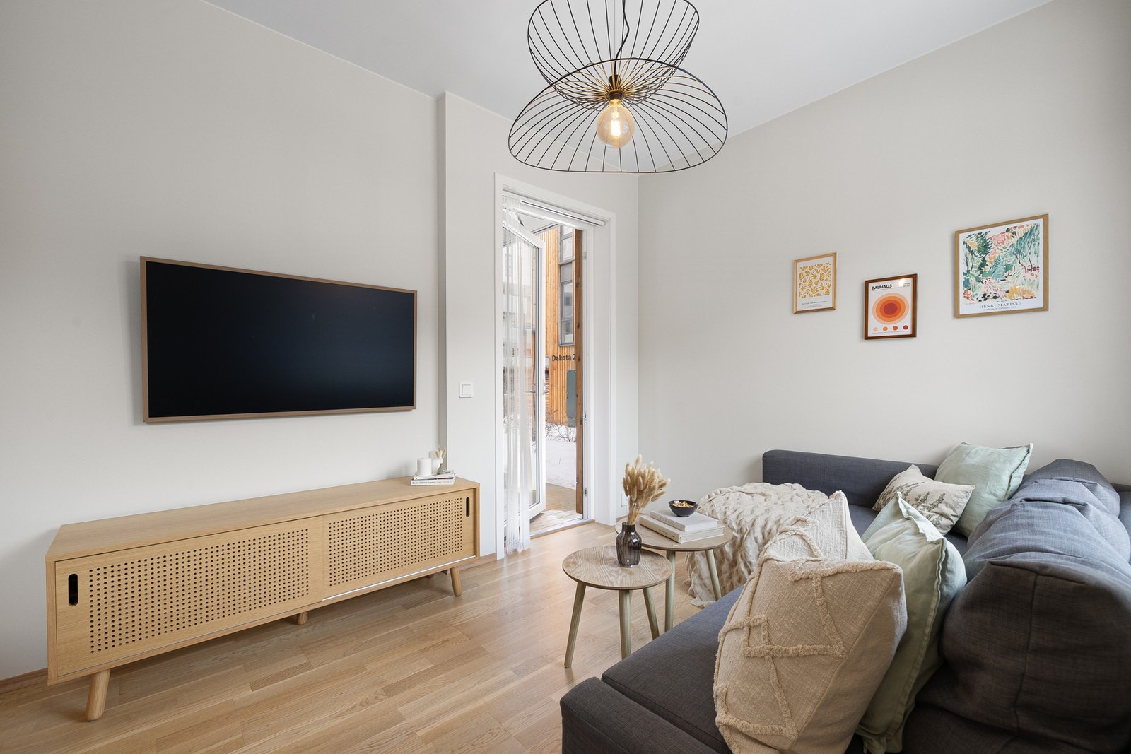 Leiligheten måler hele 46 kvm (BRA-i) og inneholder entré, bod, stue/kjøkken, bad og soverom. Utover dette har du også en ekstern bod på 5 kvm i kjeller. I kjellerboden er det stikkontakt med mulighet for ekstra fryser eksempelvis. Galleribilde