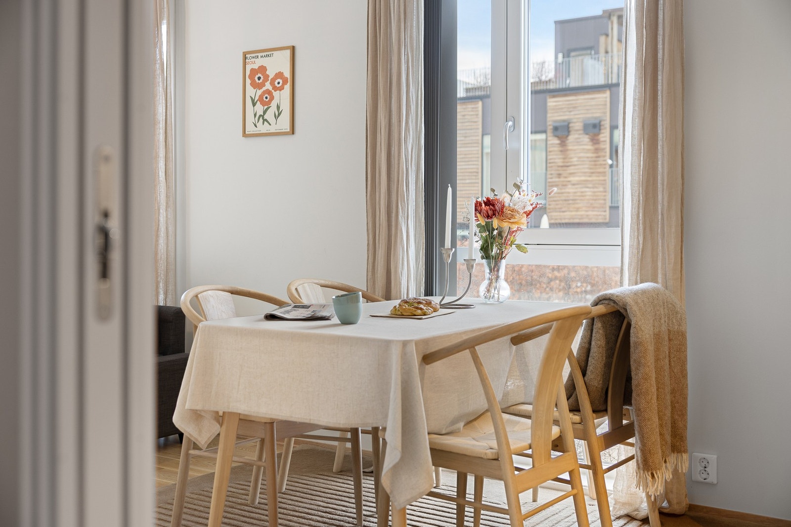 Detaljbilde. Spisebordet har sin naturlige plassering mellom kjøkkenet og sittegruppen. Galleribilde