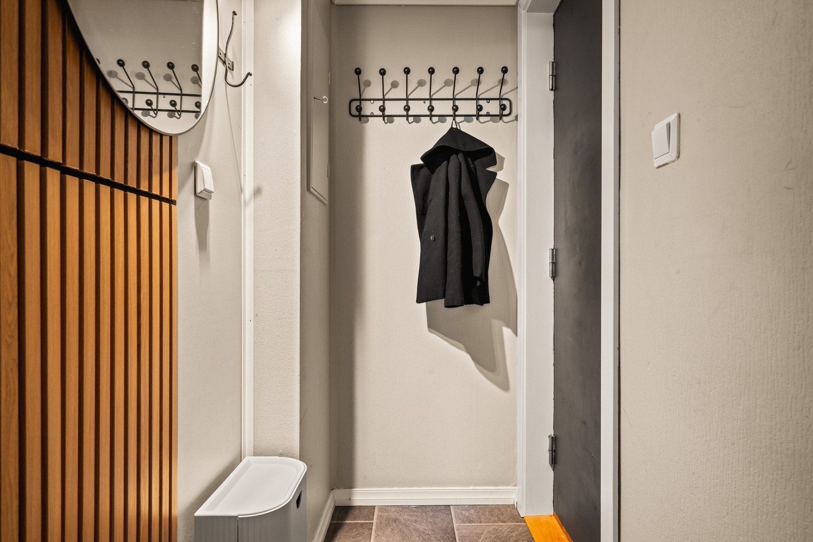 Det første som møter deg er en entré på 1,8 kvm og deretter en gang på 5 kvm. Galleribilde