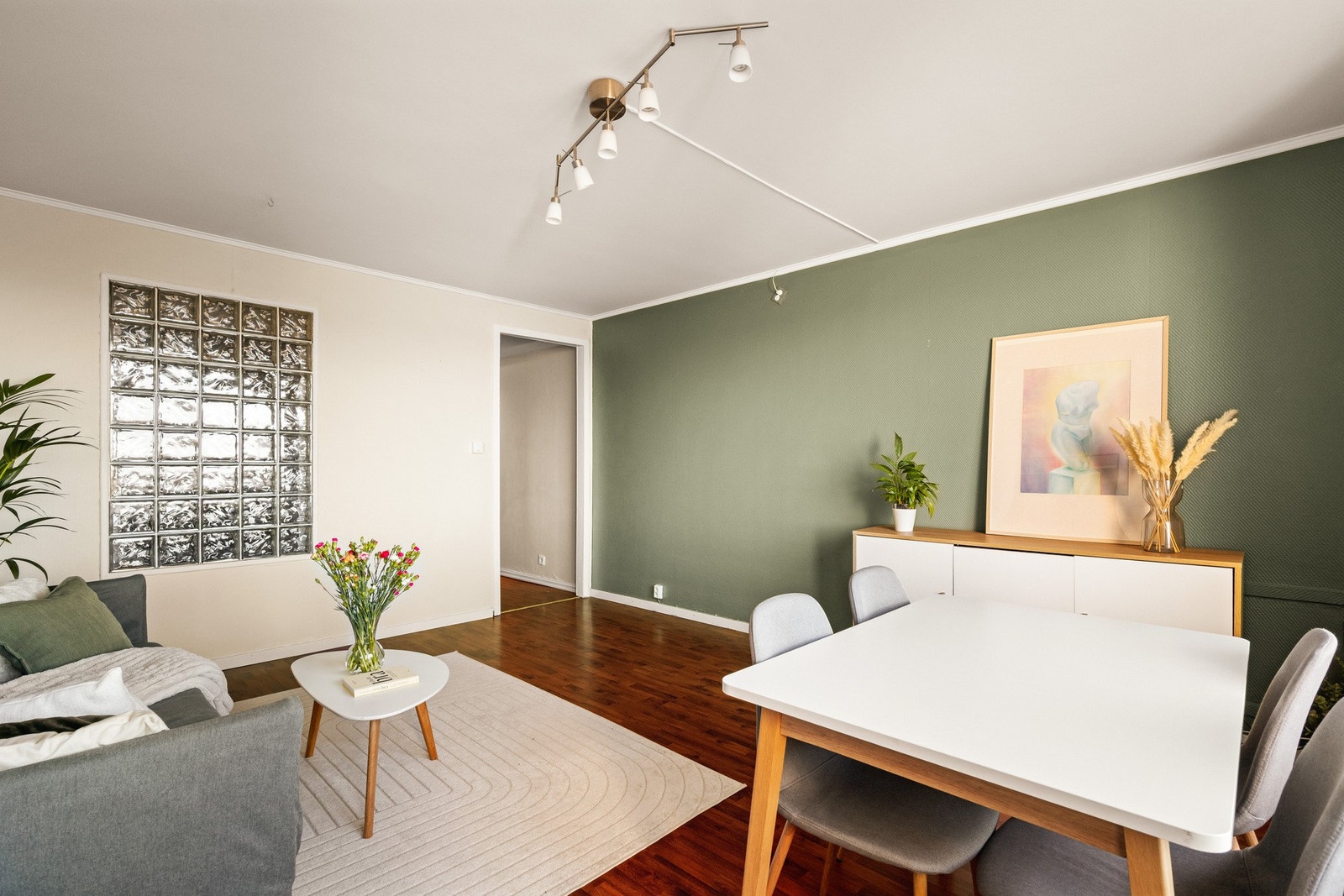 Det er god plass til sofa, stuebord og en hyggelig spisegruppe. Galleribilde