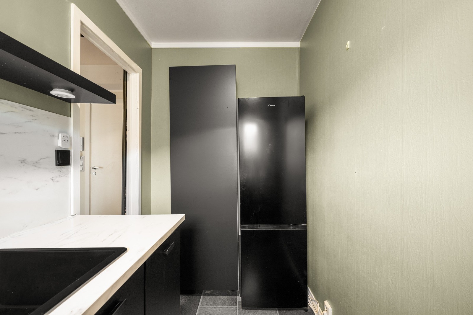 Det er induksjonsplatetopp, stekeovn og oppvaskmaskin. Platetoppen var ny i 2026. Galleribilde