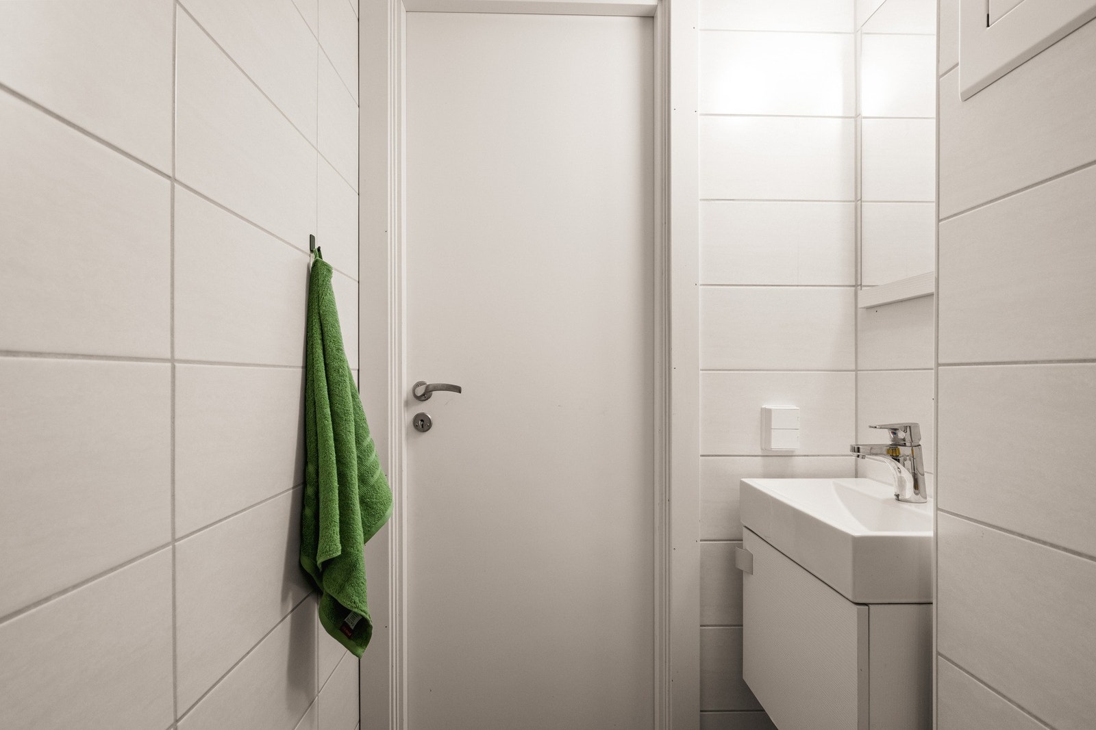 Badet er helfliset og fremstår som stilrent. Galleribilde