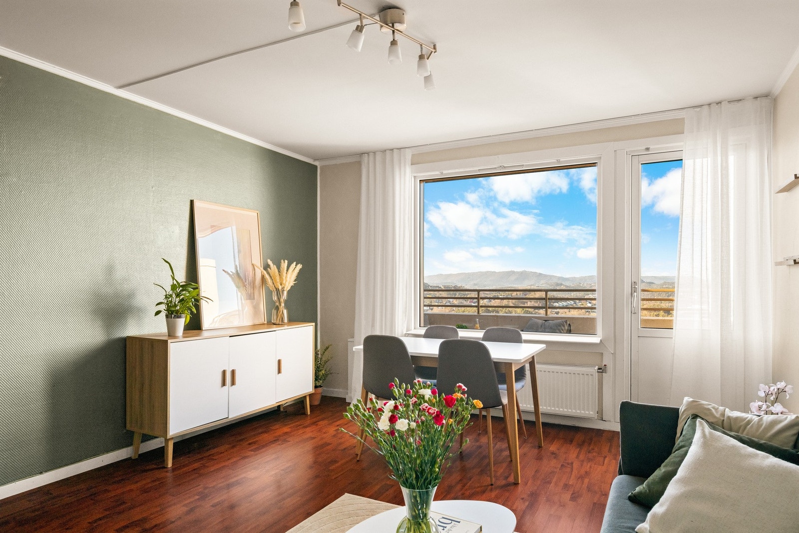 Her møtes du av store vindusflater og herlig utsikt! Galleribilde